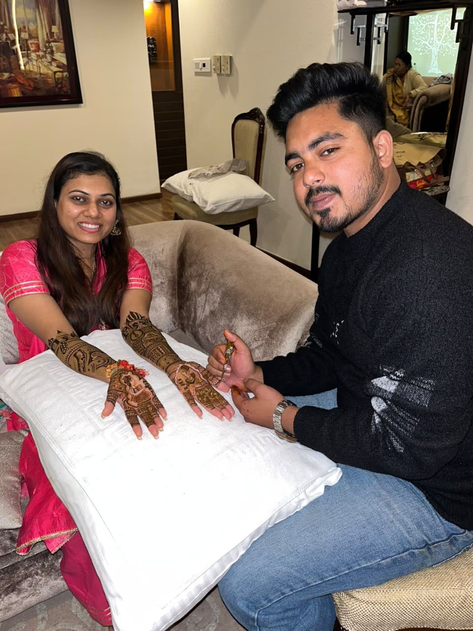 Siraj Mehendi Artist applying bridal mehndi in Lucknow