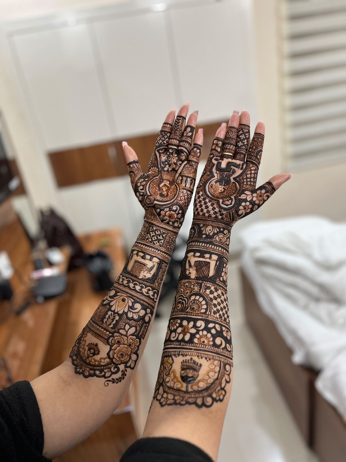 Bridal mehndi crown swastik design